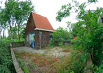 trafohuisje met ommuurd terrein met op achtergrond de Museumtramlijn.
              <br/>
              Paul Paris, 2014-05-06